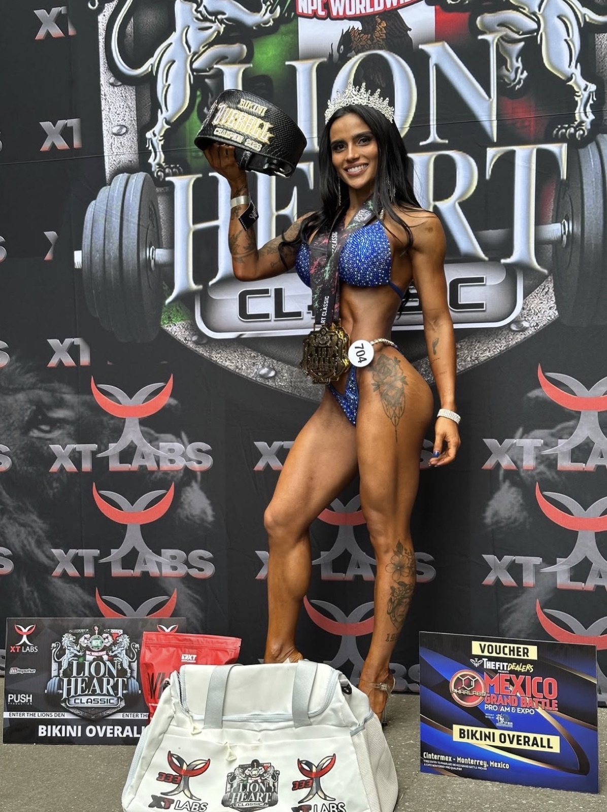 Alumna de posing con sus premios de competencia
