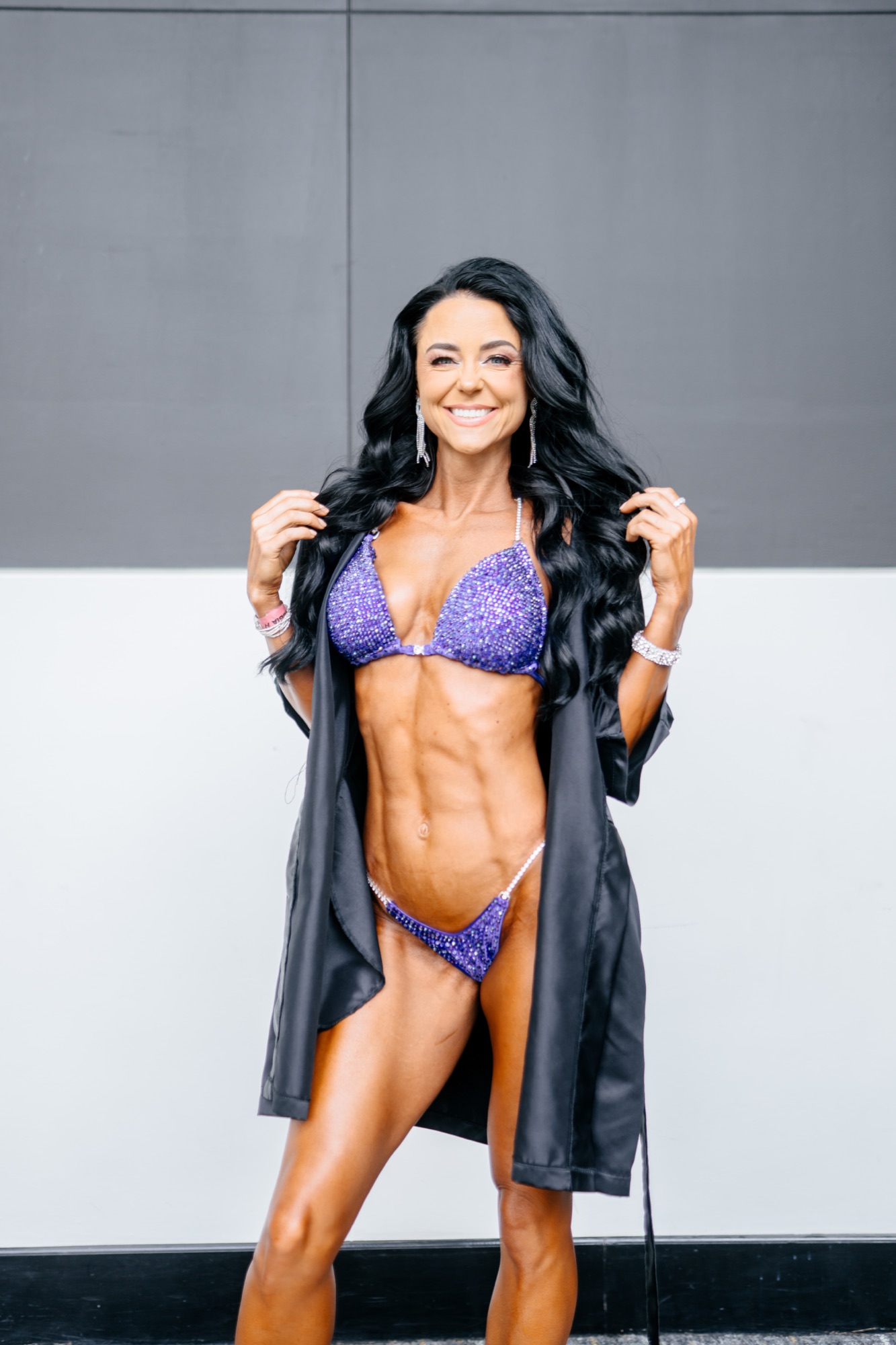 Courtney con bikini de competencia morado y bata